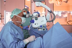 /cataratta-croazia/SING IMT (Implantable Miniature Telescope) -training day -profesor Gabrić izvodi ugradnju SING IMT leća.jpg